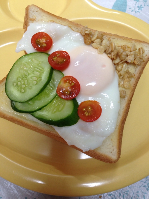 ミニトマト&目玉焼きフルーツグラノーラトースト☆