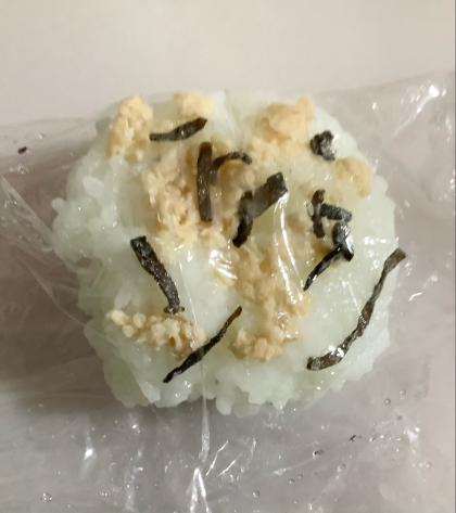 焼鮭ほぐしフレークと塩昆布と鰹節のごま油おにぎり