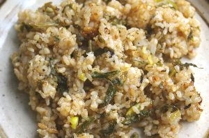 ちょうど野沢菜漬けを頂いたので作りました。漬物の炒め物、大好きです。しらすを食べないので入れませんでしたが、ごまの香ばしさとネギの香りで子ども達にも好評でした。