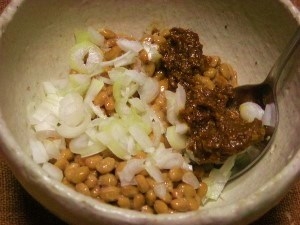 納豆に味噌、よく母が混ぜてます。その延長で納豆巻きも味噌混ぜ　ひき割りです。塩昆布は初めてでしたが、美味しさが増しますね。ご馳走さまでした♪