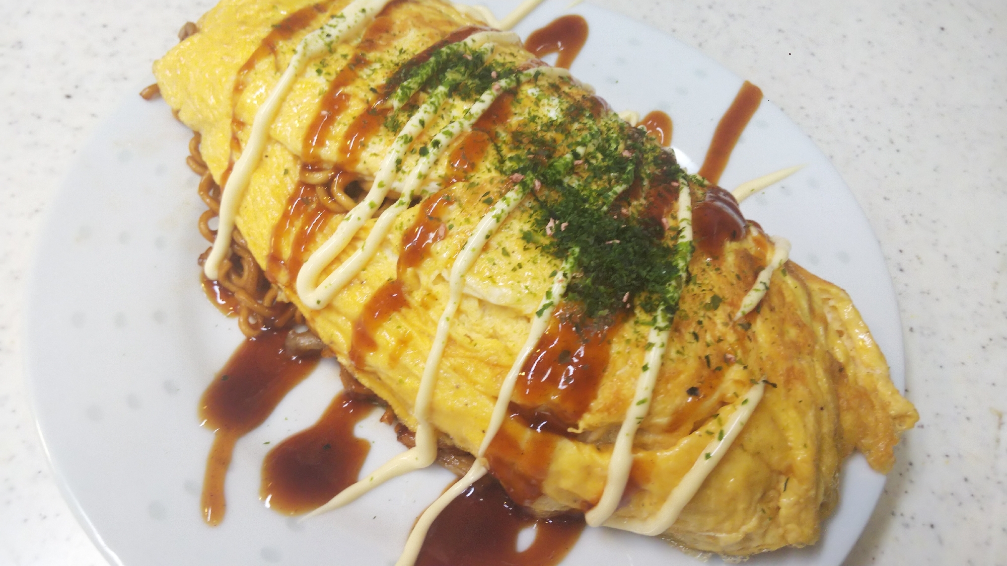 白いお皿に盛り付けられたオムそば