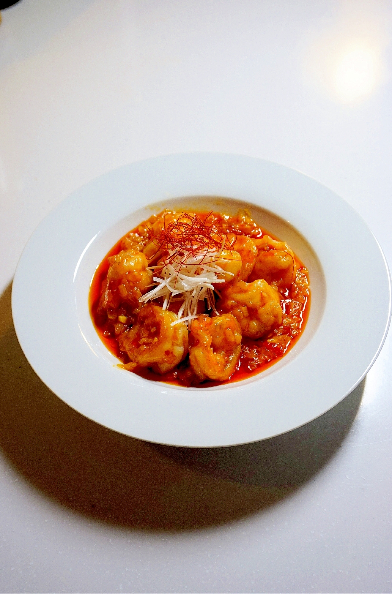 食卓に本格中華料理が！エビチリ