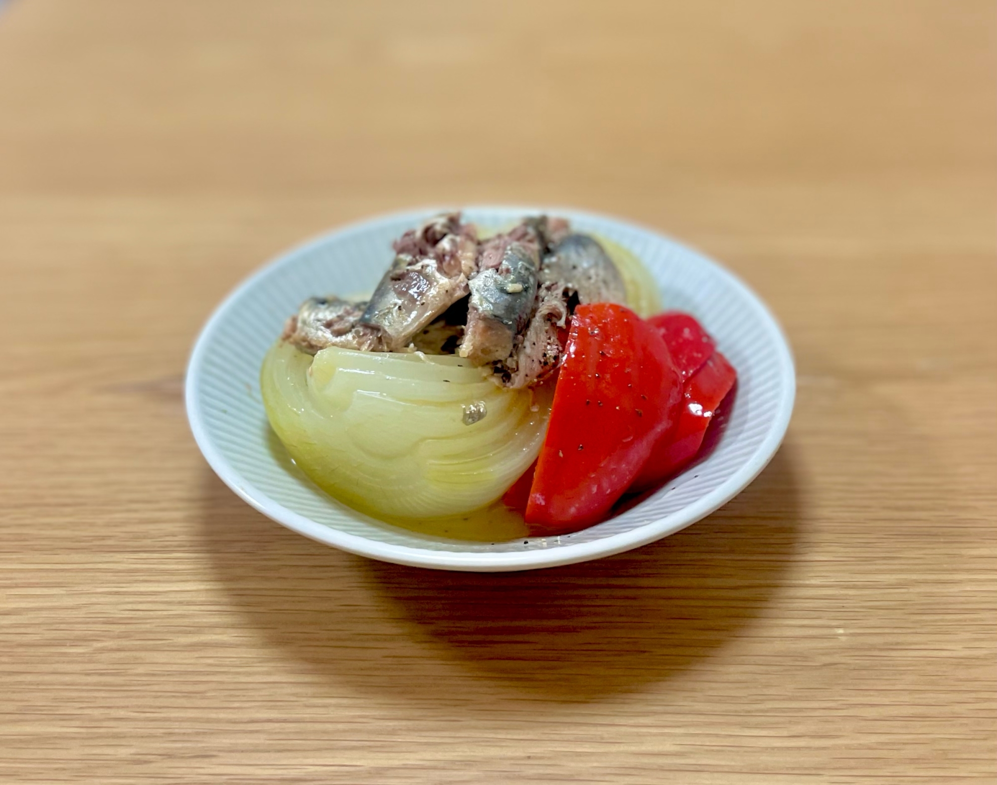 蒸し玉ねぎのオイルサーディンのせ