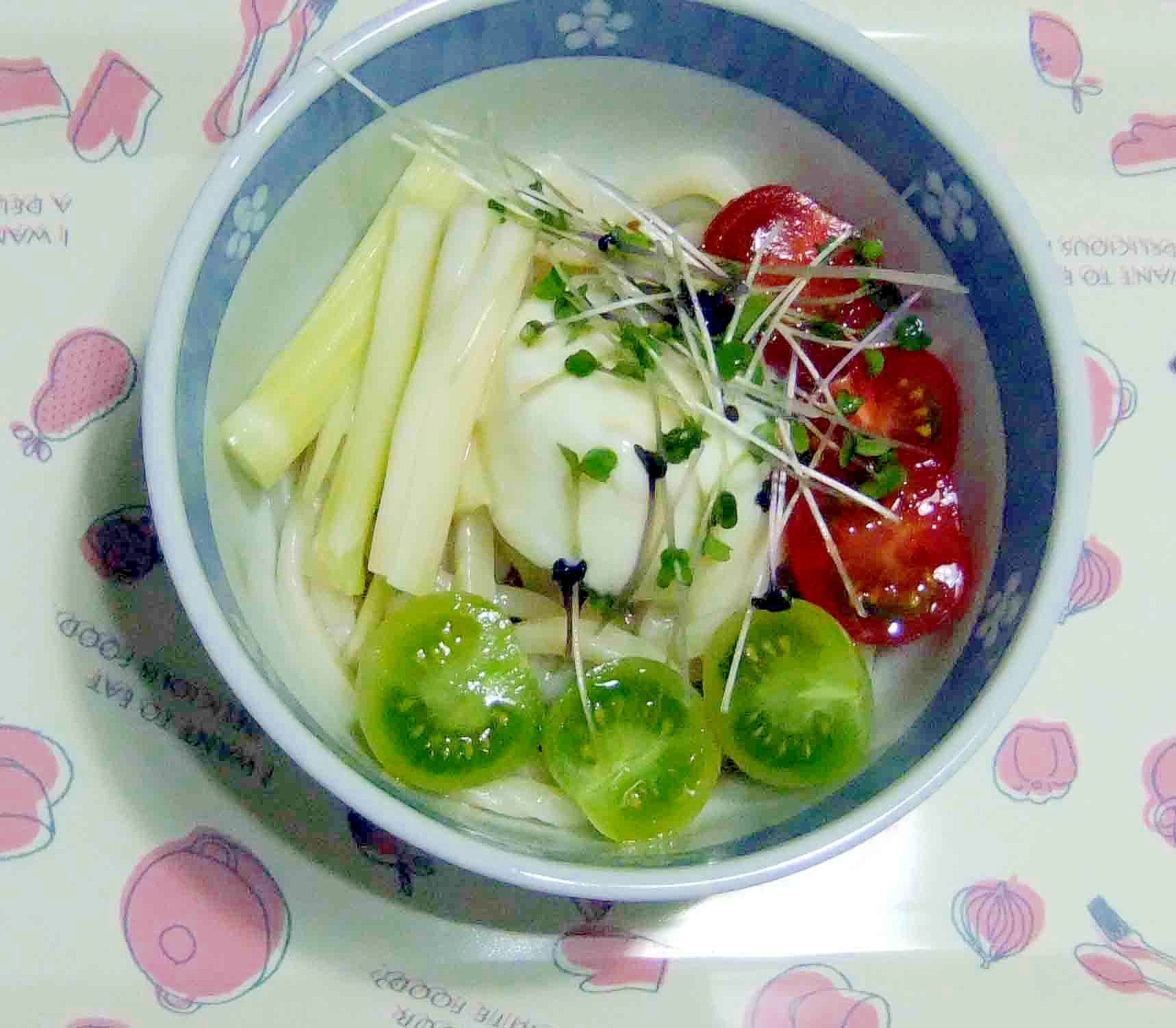 セロリとトマトとポーチドエッグ　ぶっかけうどん