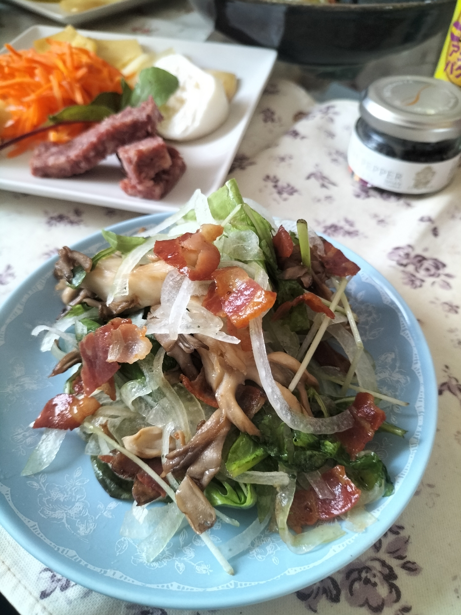 舞茸とカリカリベーコンの簡単ヘルシーサラダ