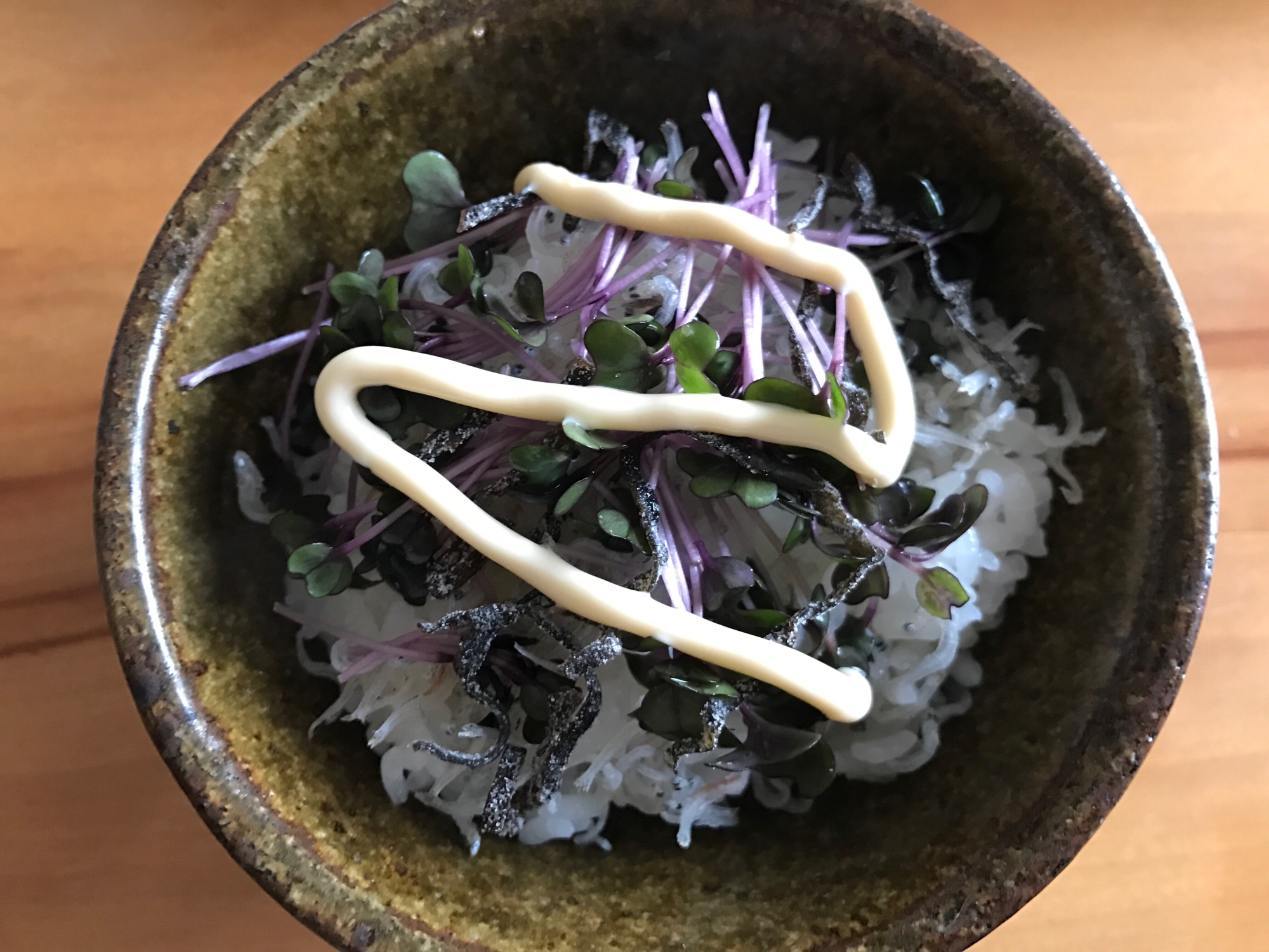 紫キャベツスプラウトとしらすの簡単丼
