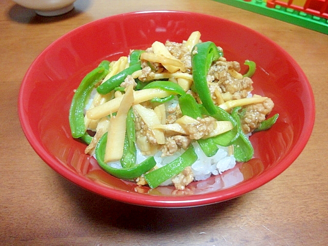 豚ひき肉で、チンジャオロース風丼