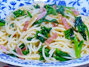 青と白の柄皿に盛り付けられたアスパラ菜たっぷりのペペロンチーノ