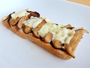 椎茸（バター醤油炒め）のトースト