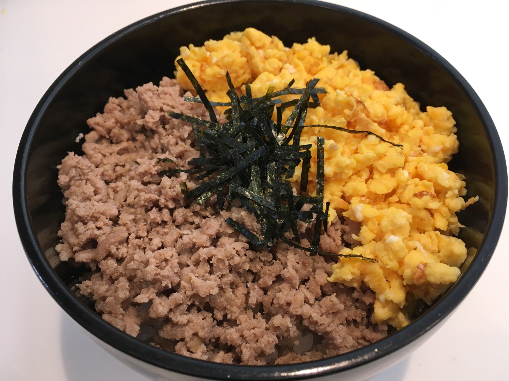 2色のそぼろ丼