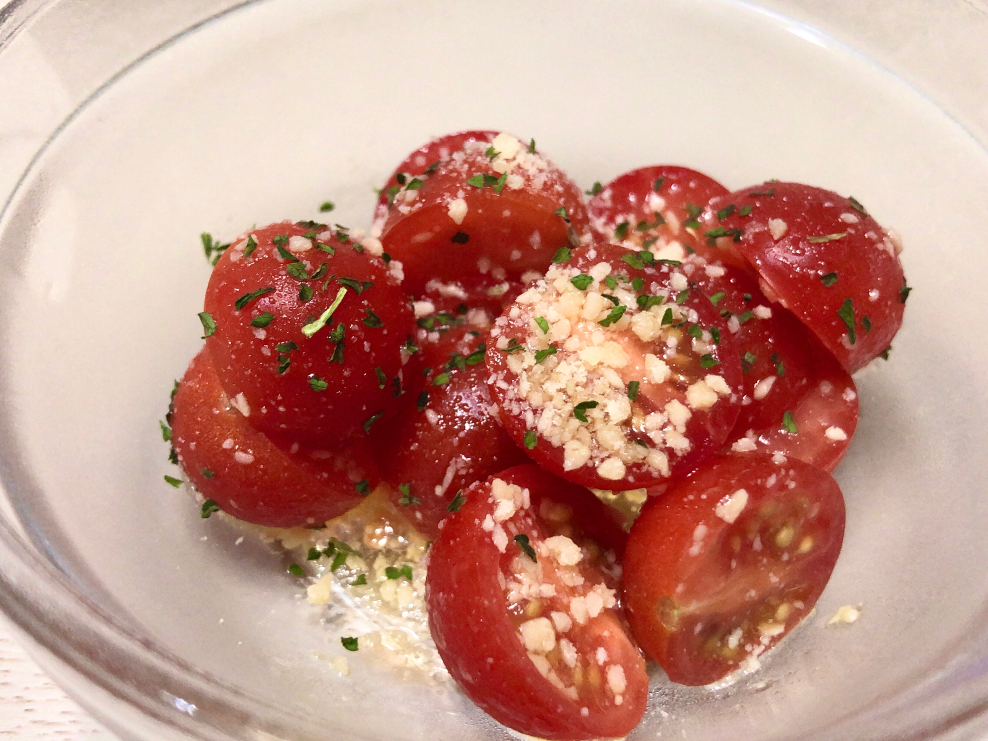 簡単おつまみ！トマトとパルメザンチーズの前菜