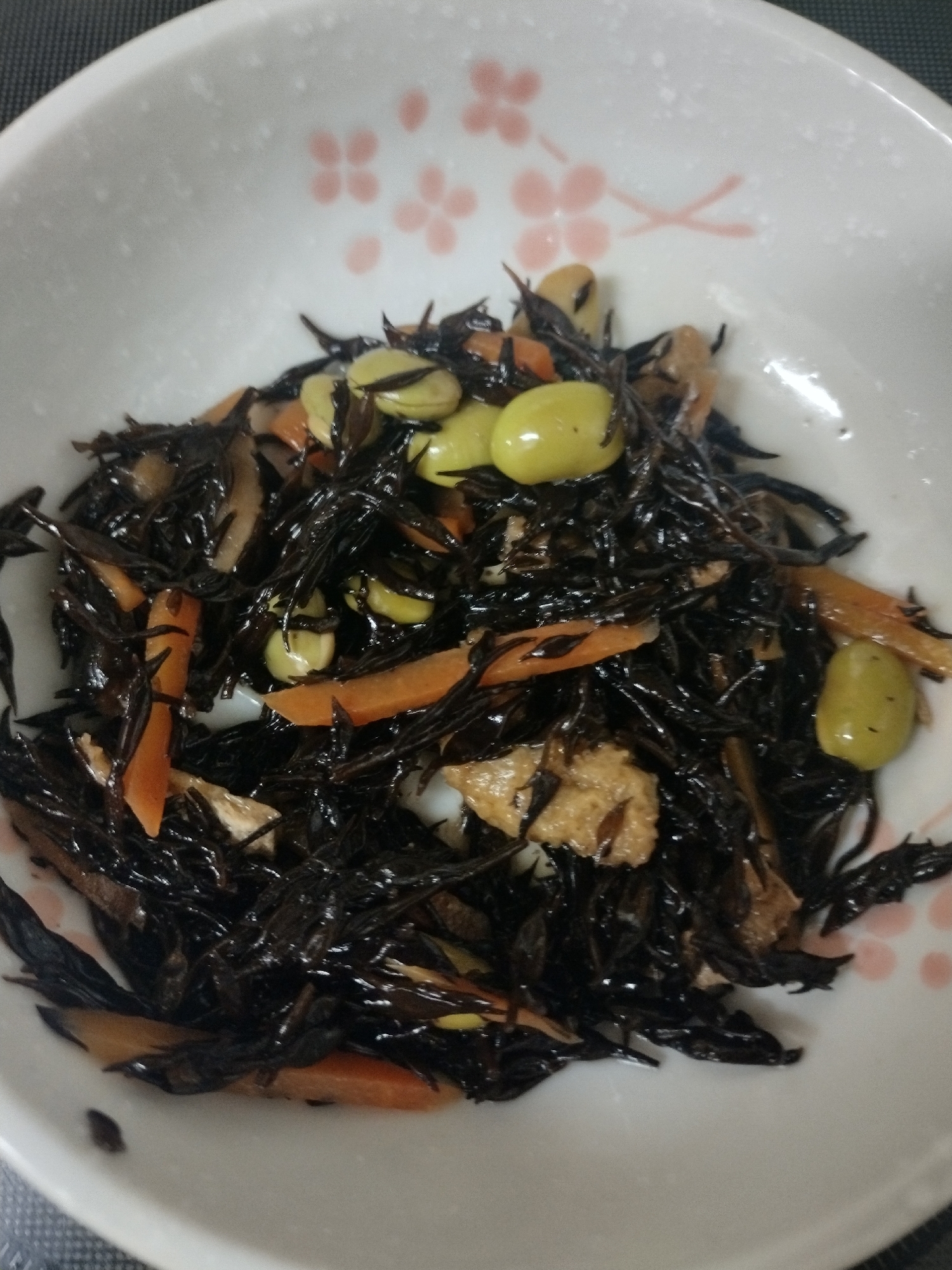 むき豆と油揚げとにんじんのひじきの煮物