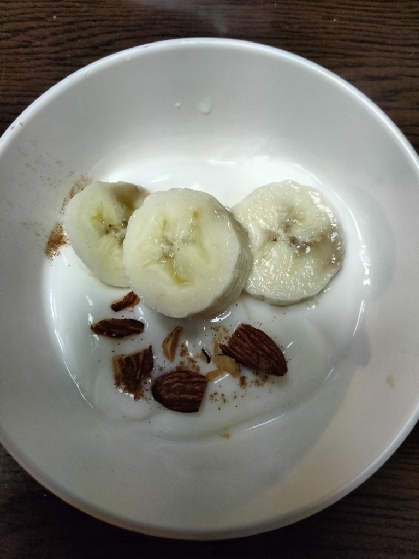 バナナとナッツのヨーグルト