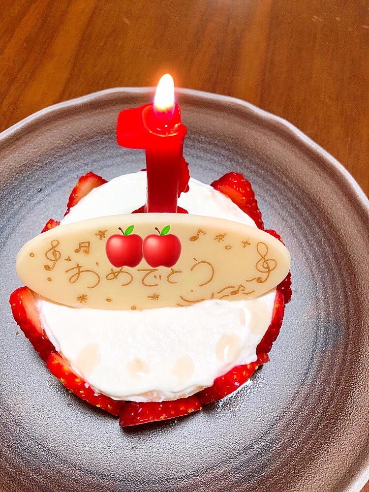 祝♡1歳！いちご食パンヨーグルトケーキ♪