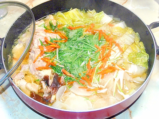 汁まで美味しい!鶏モモの野菜たっぷりちゃんこ鍋♪