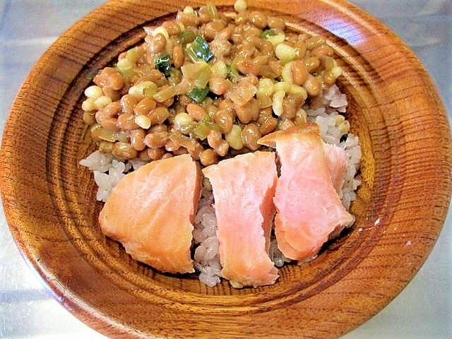 焼き鮭と納豆（天かす・ネギの醬油漬け）丼