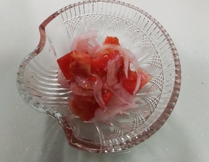 新玉ねぎとトマトの手作りちょい甘ドレッシングサラダ
