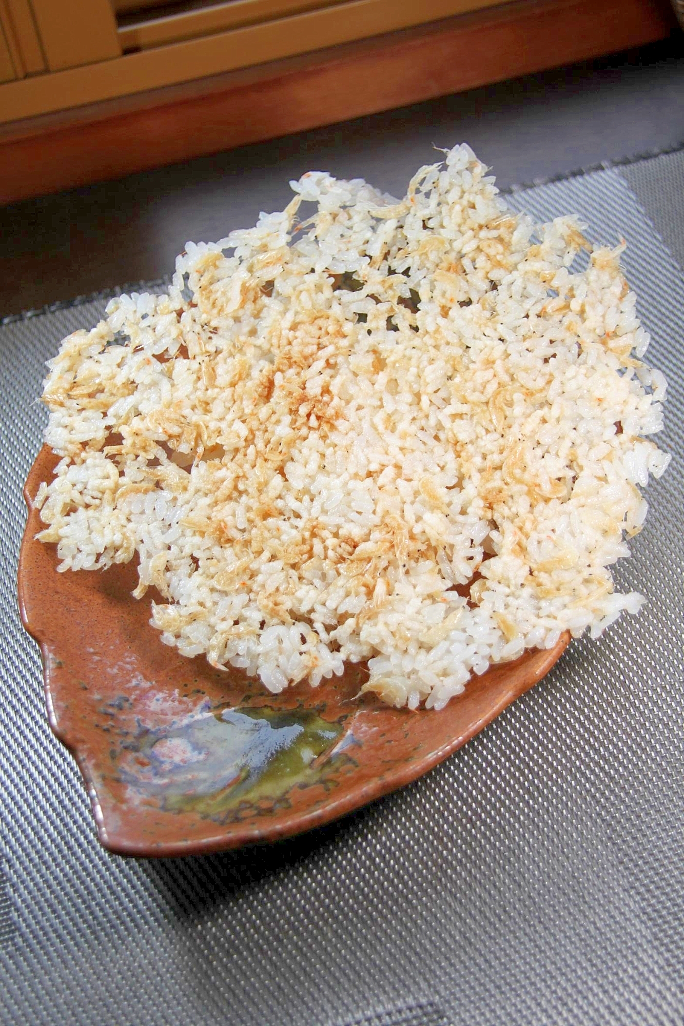 レンジで簡単『エビ米チップス』