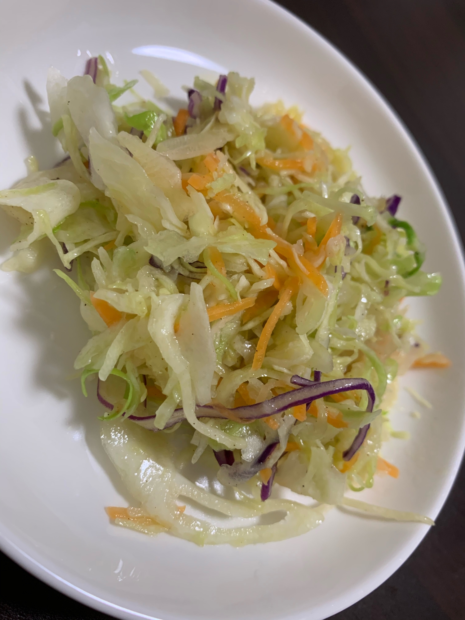 コンビニのカット野菜で簡単、ニンニク温サラダ