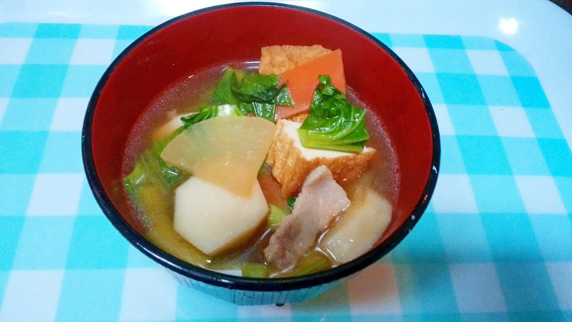 比内地鶏スープとタアサイ入り、具だくさんのつゆ!