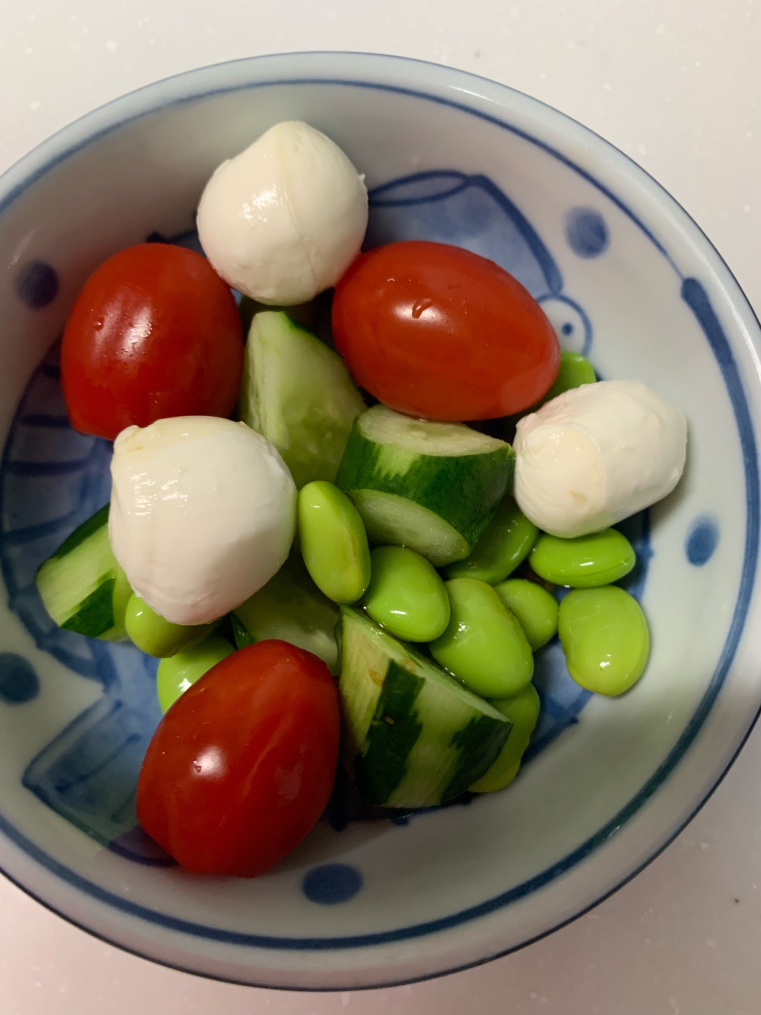 モッツァレラチーズと野菜のサラダ