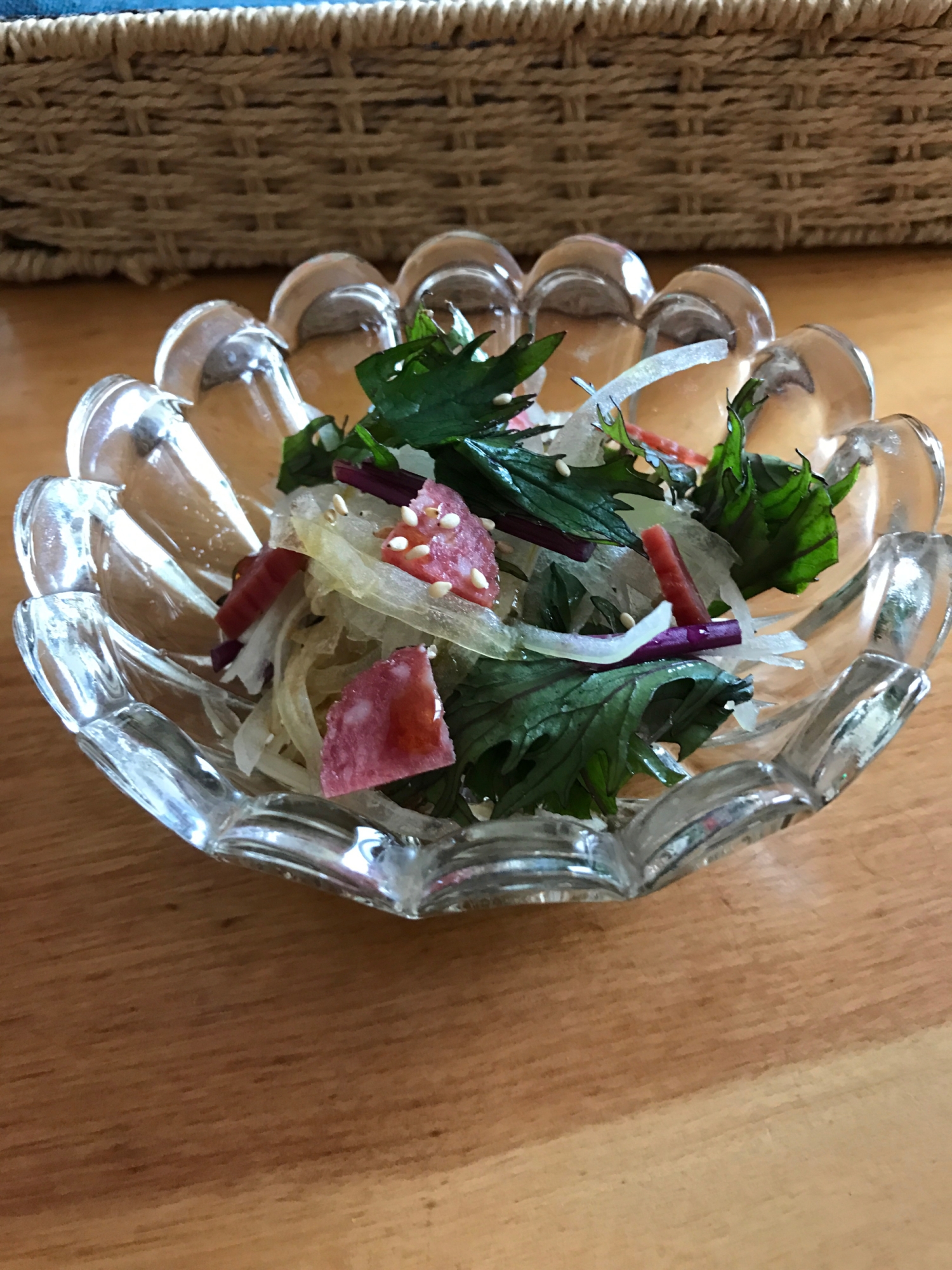 赤水菜と玉ねぎ、サラミのサラダ