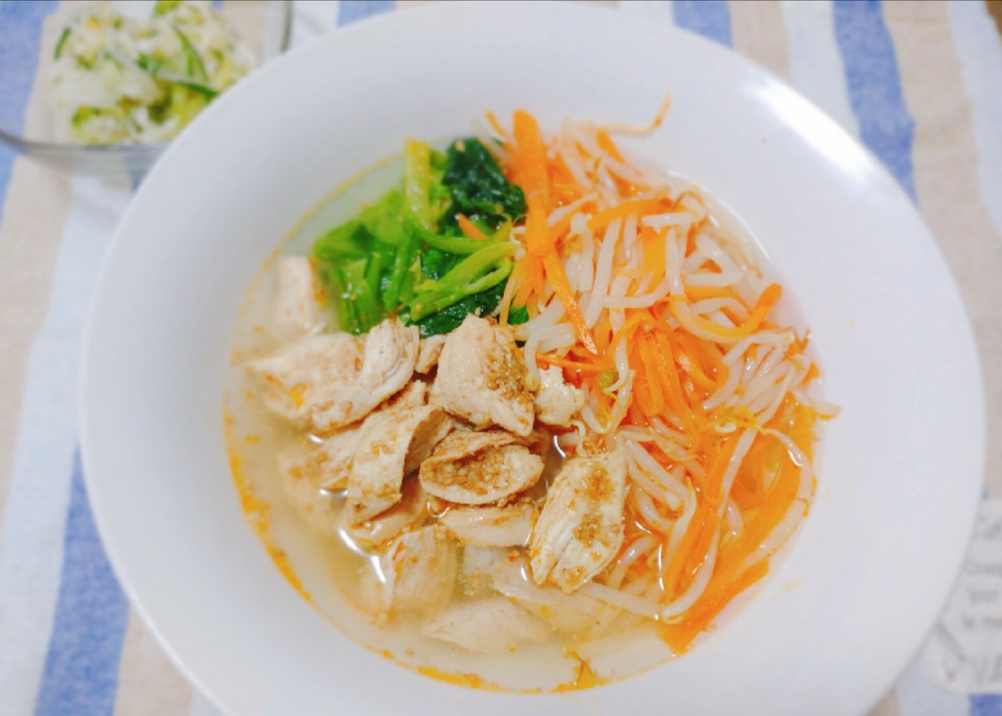 白いお皿に盛り付けられた韓国風の鶏飯