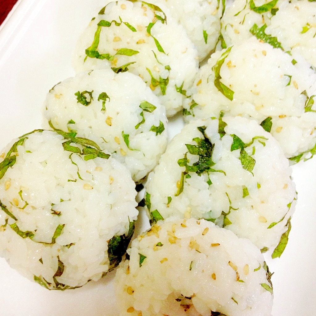 きざみ大葉たっぷりゴマ塩おむすび 質素に美味しく レシピ 作り方 By 青色カエル 楽天レシピ きざみ大葉たっぷりゴマ塩おむすび 質素に美味しく レシピ 作り方 By 青色カエル 楽天レシピ