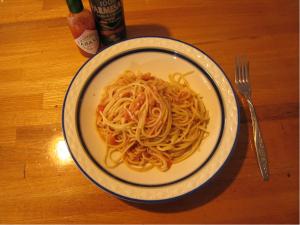 レンジで 6 分チャンキーな生トマトソースのパスタ