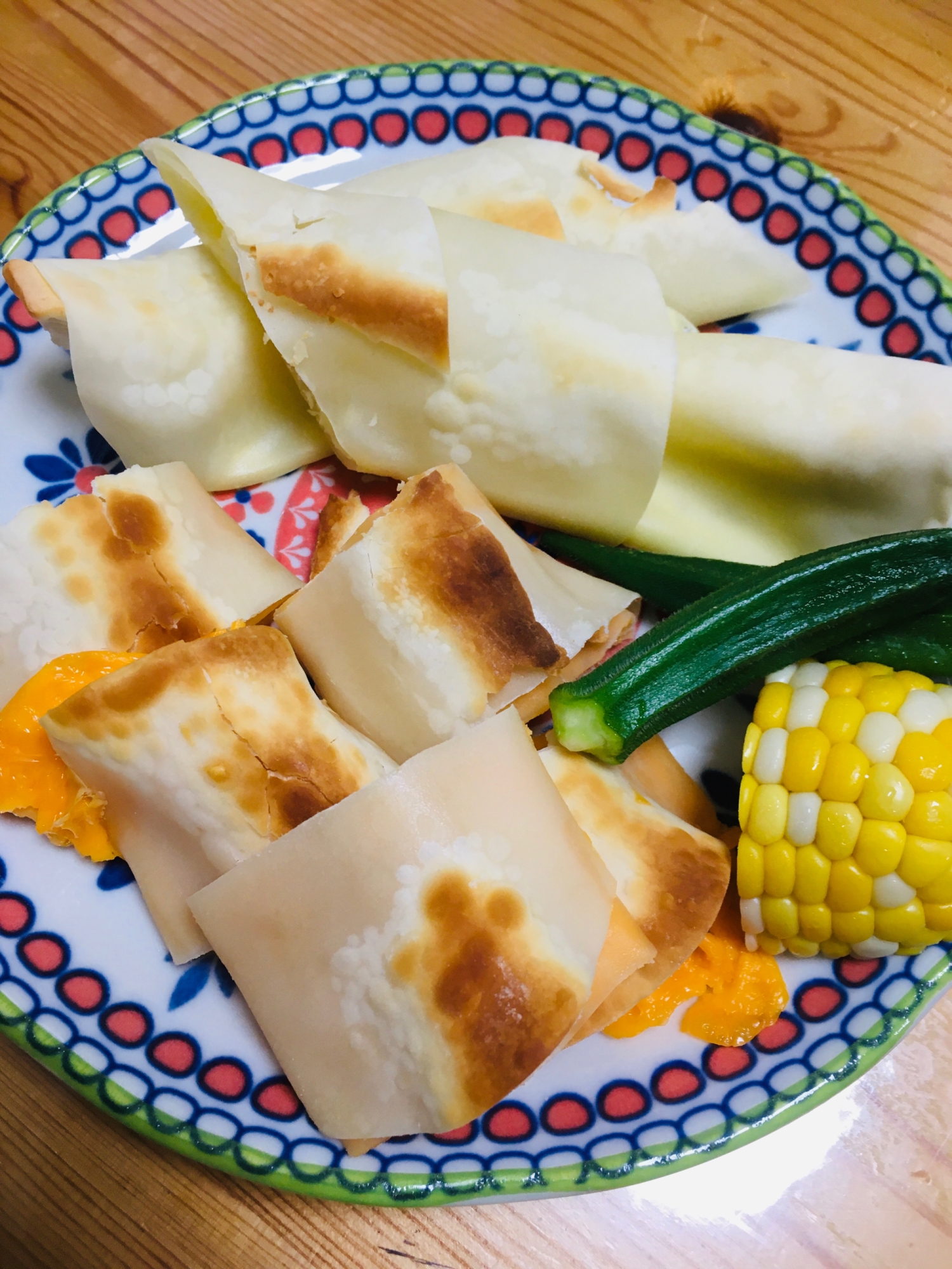 はんぺんとチーズを餃子の皮で巻き巻き