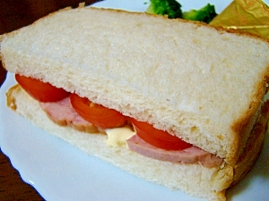 ハム＆トマトのサンドイッチ