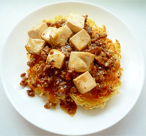 インスタントラーメンで　麻婆豆腐かた焼きそば