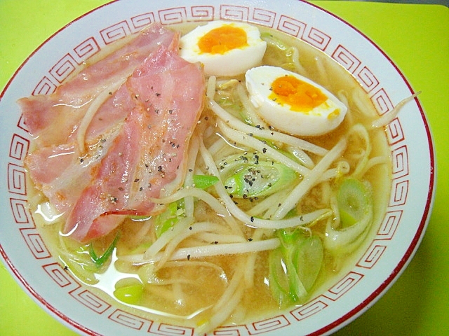 もやしとベーコンの味噌ラーメン