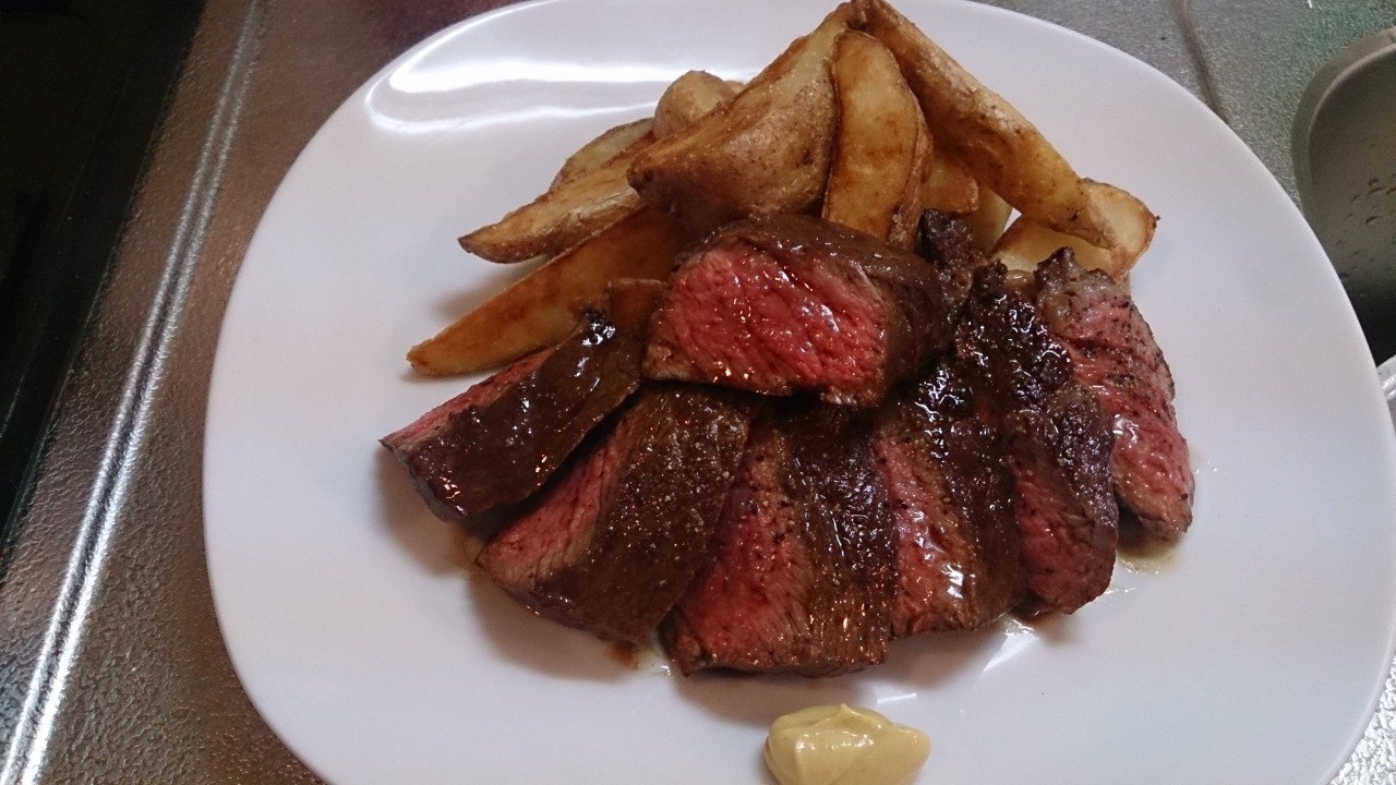 白い皿に盛り付けられたステーク・フリット