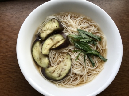 こんにちは♪ワクチン接種後に小腹がすいたので素麺ツルツルいただきました。トマト入れるの忘れて茗荷はないです。とっても美味しかったです！ご馳走様でした♫