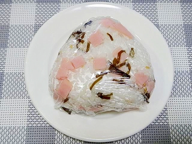 ハムと塩昆布ごまのおにぎり