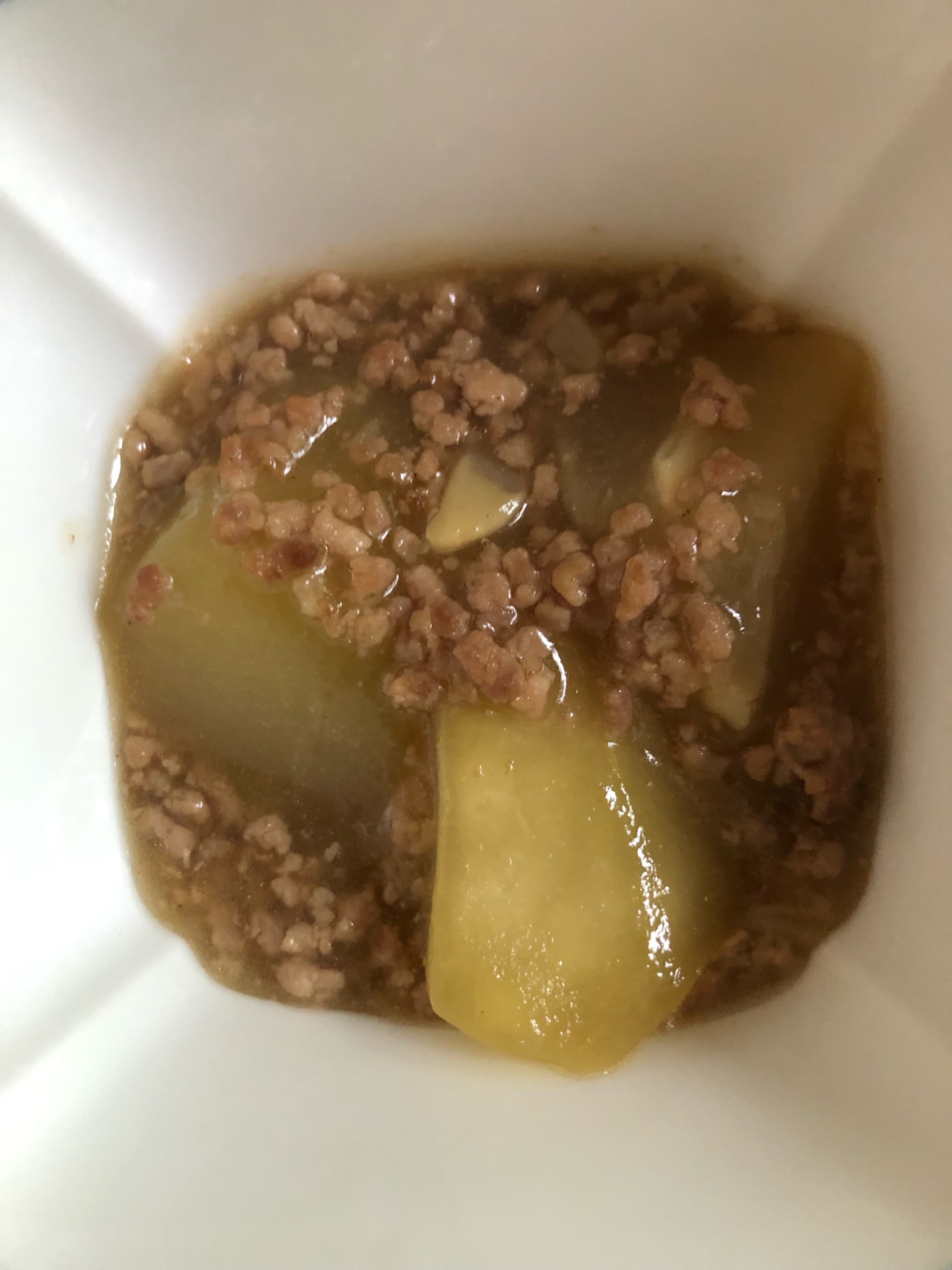 白い器の中の夕顔のトロトロそぼろ煮