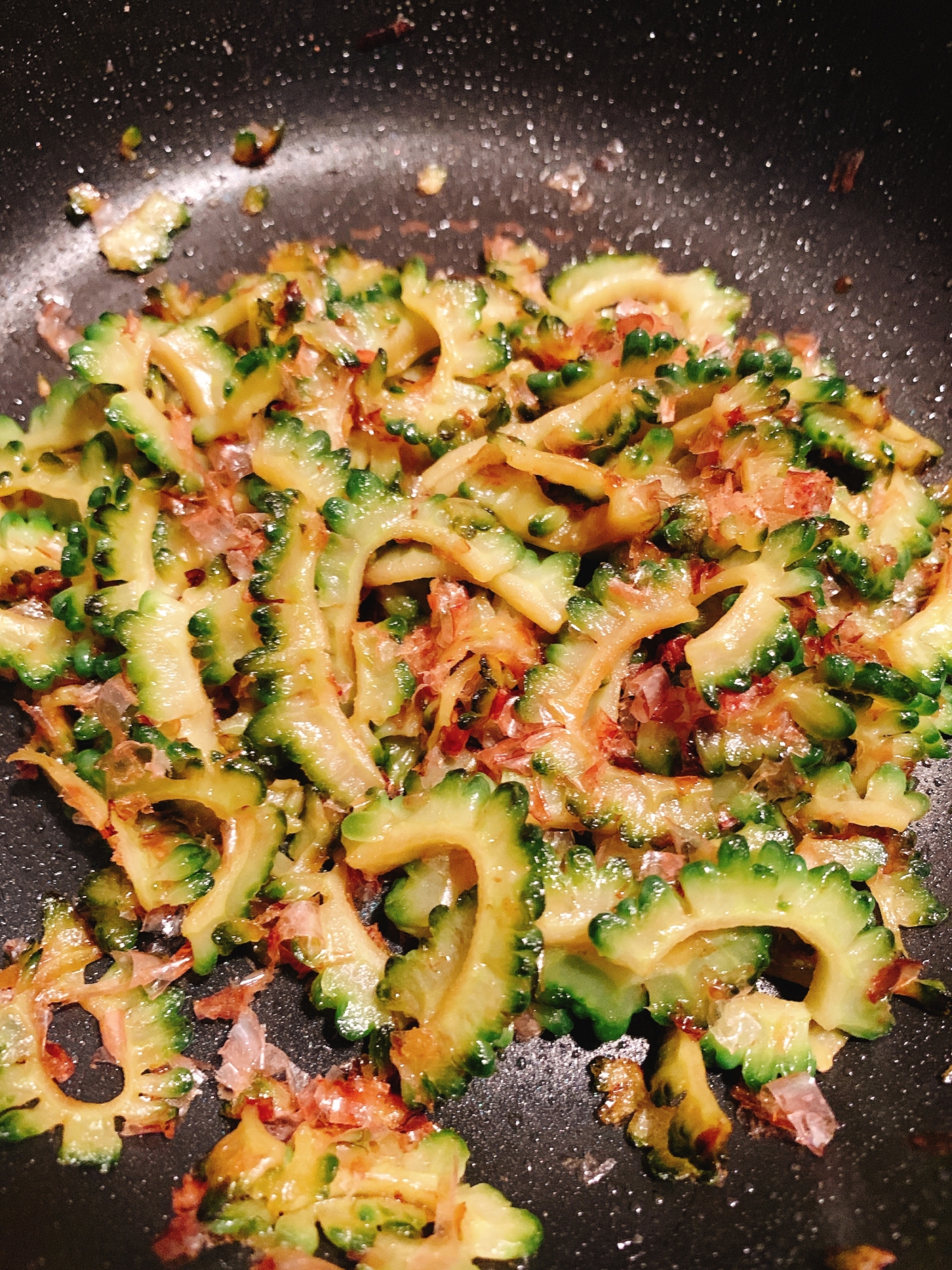 ご飯がすすむ！ゴーヤの油炒め