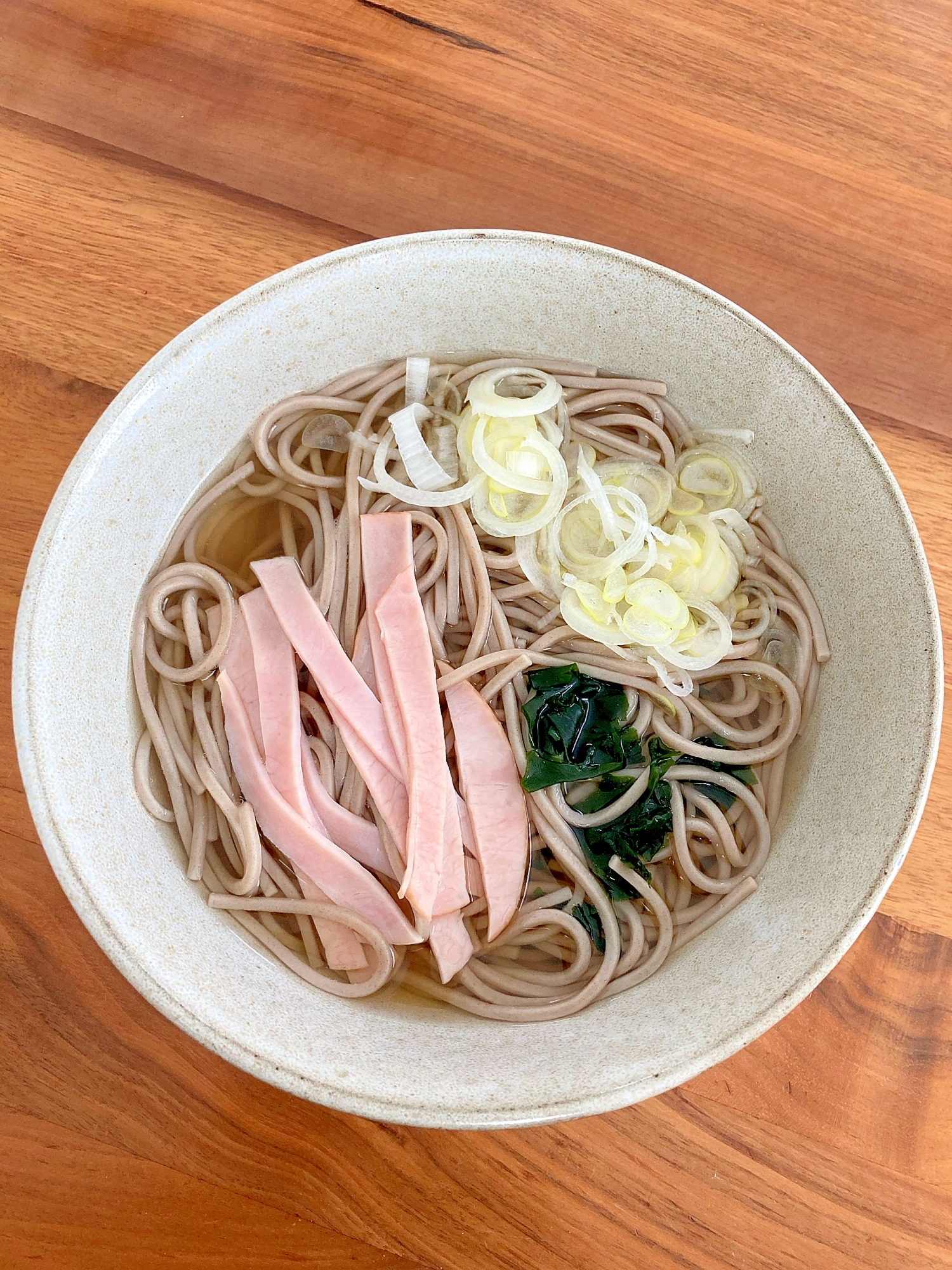 ハムとわかめの蕎麦