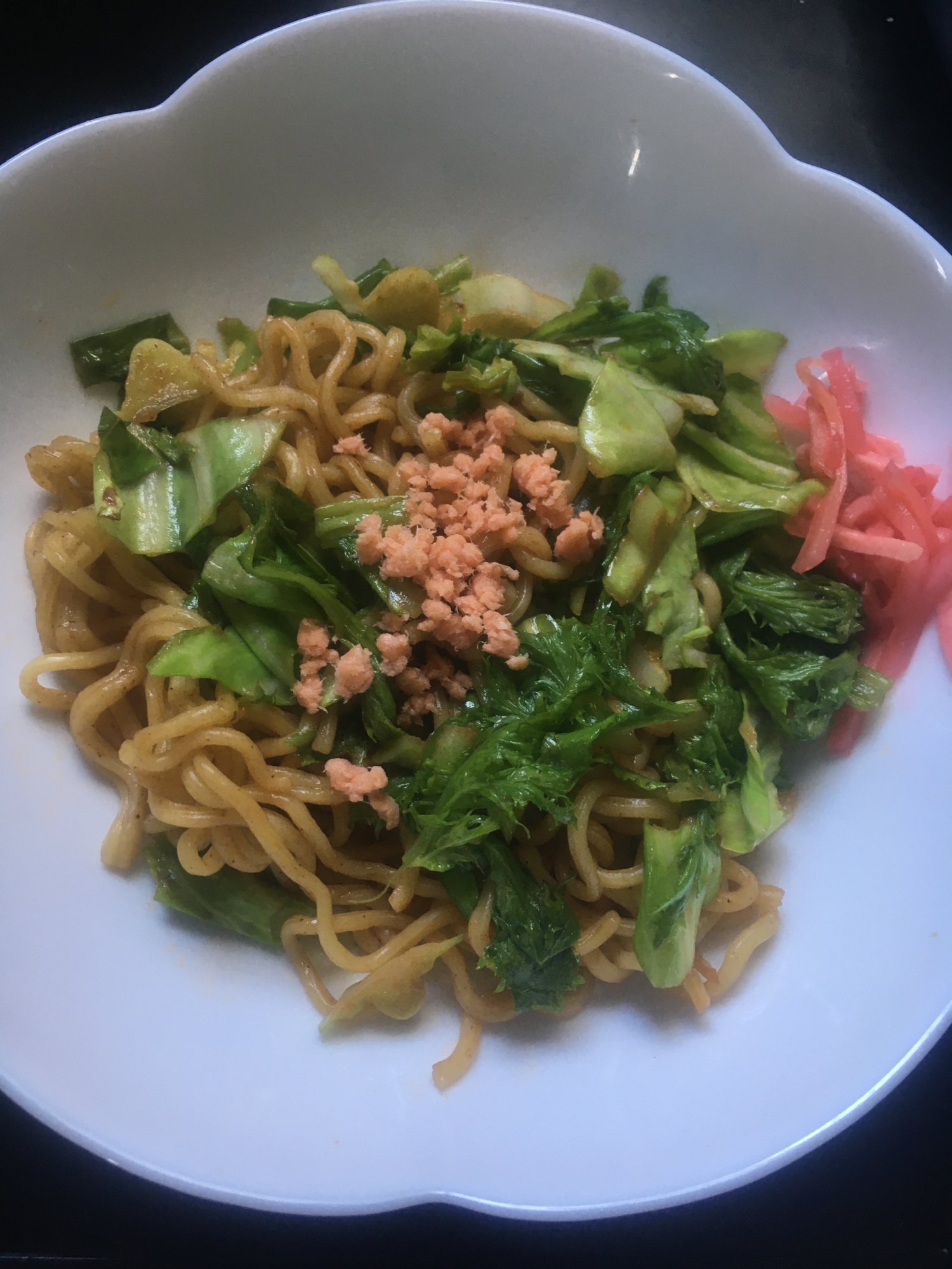 ワサビ菜とキャベツ、サケのデミソース焼きそば