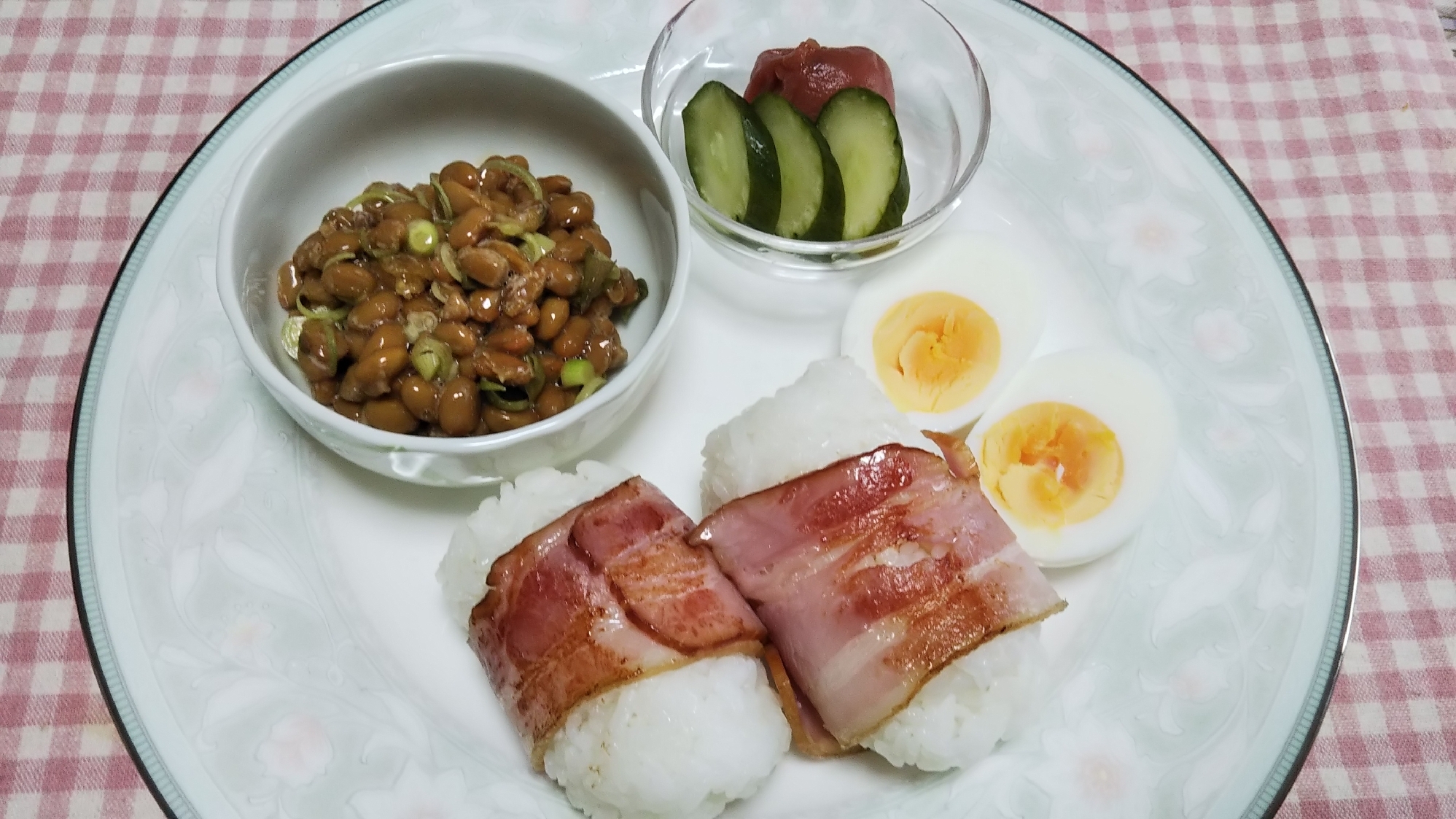 ベーコン巻き焼きおにぎりと納豆とゆで卵の朝食☆