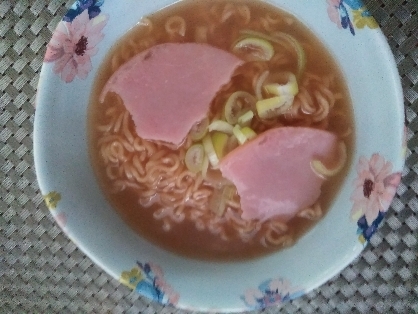 こんにちは～♪
雨が降りだし寒いので、
塩ラーメンでほかほか♥️
美味しかったです(@_@)