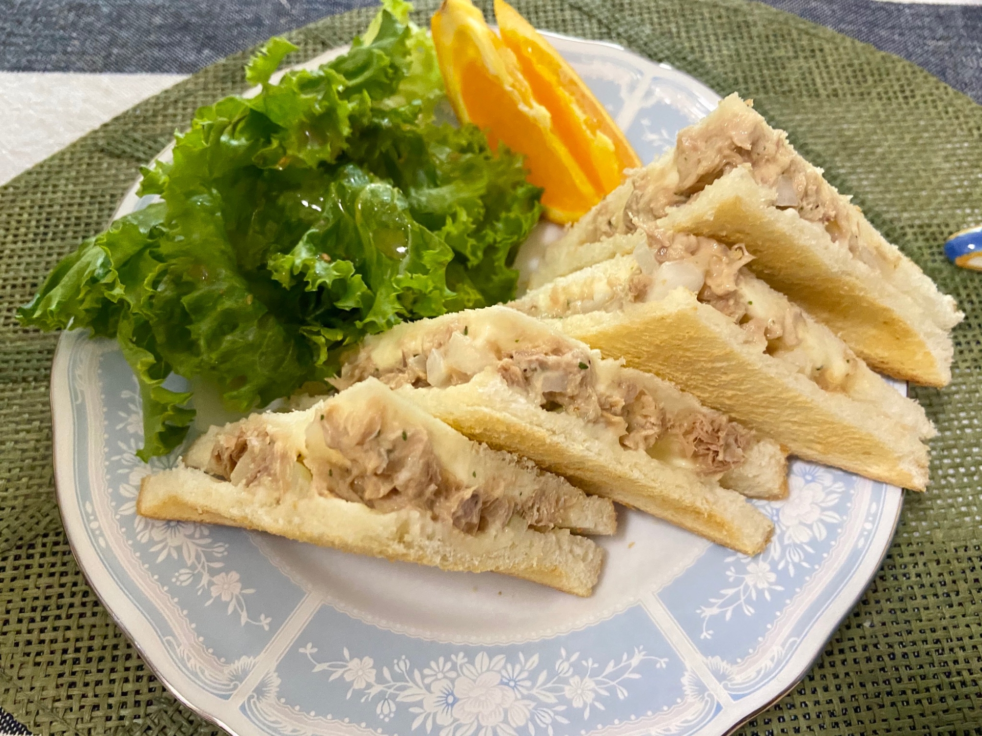 朝食にツナサラダのサンドイッチ！