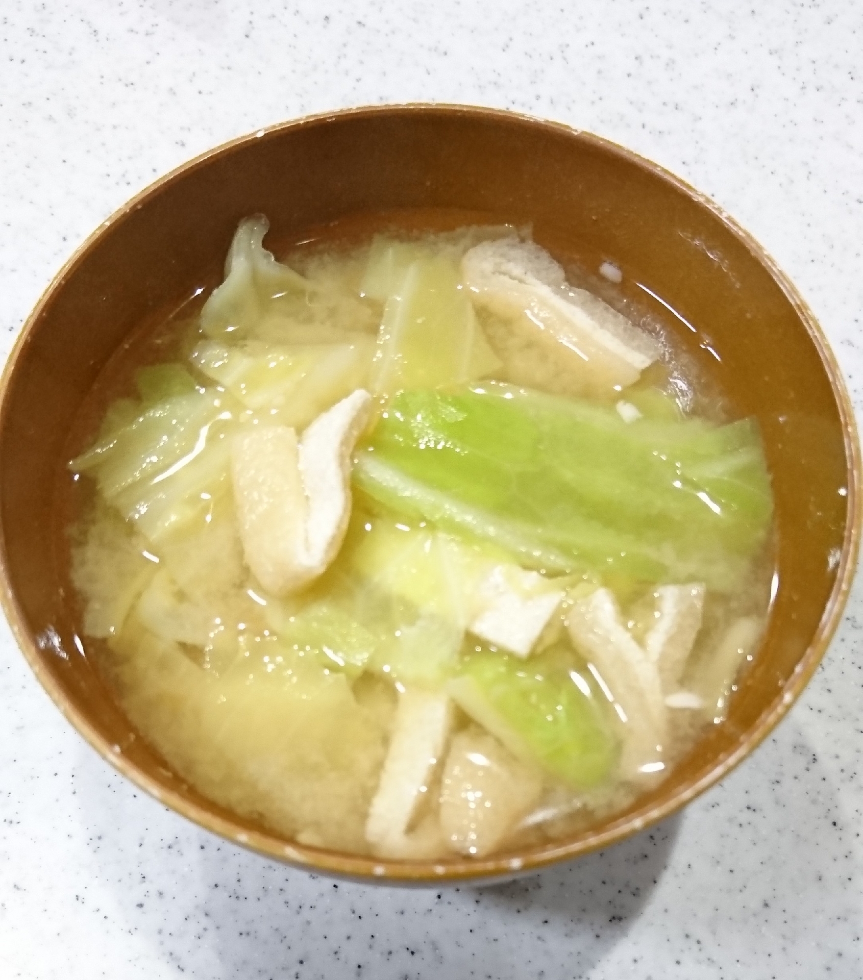 定番！素朴なおいしさ♪キャベツと油揚げの味噌汁