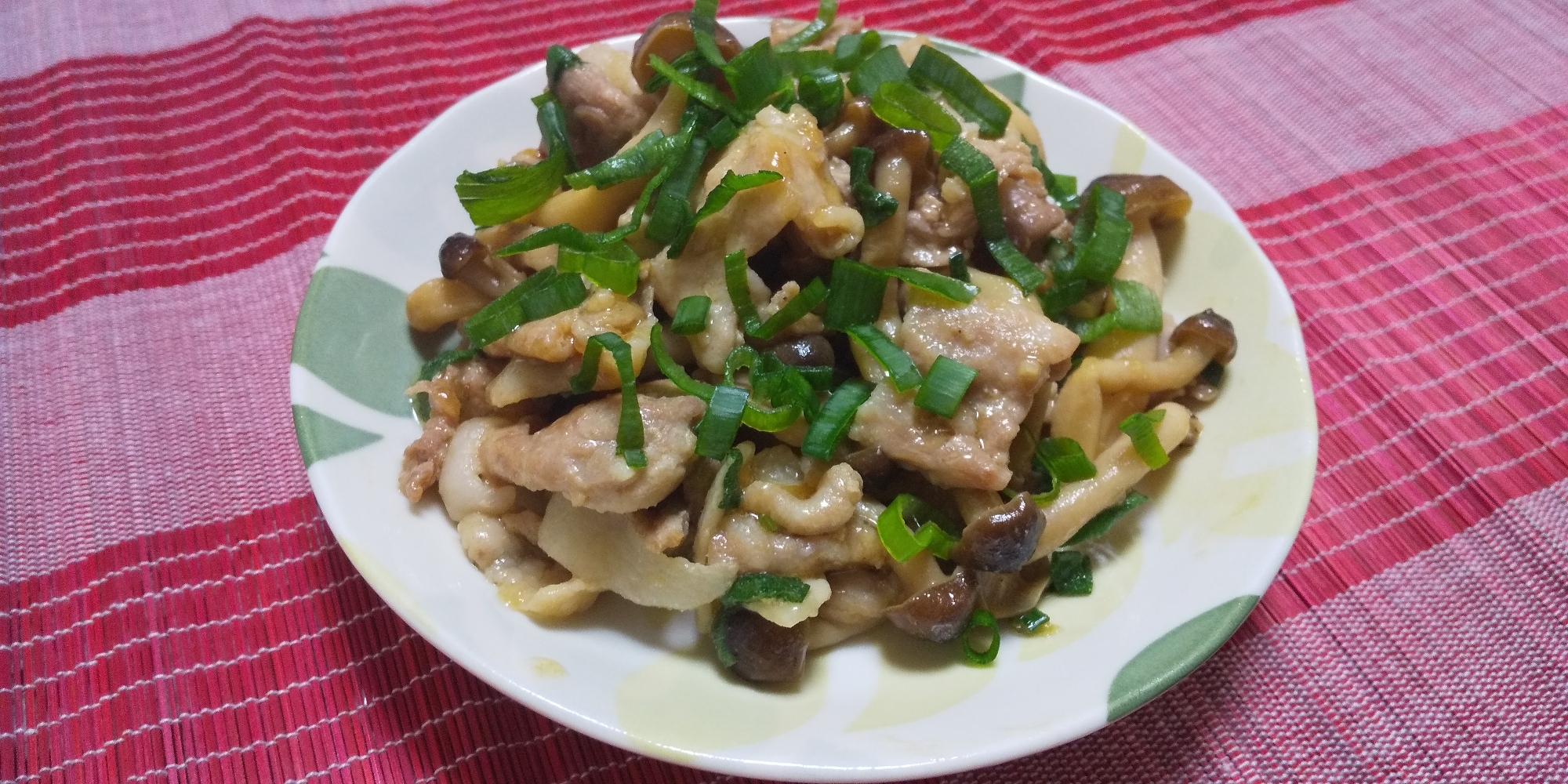 ご飯が進む！豚肉としめじのガリバタ炒め～