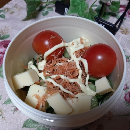 こんばんは～♪おうちにあるもので今夜の夕食に作りました❤️サラダは毎日食べてるのでレシピ嬉しいです❤️ご馳走様でした( ≧∀≦)ノ