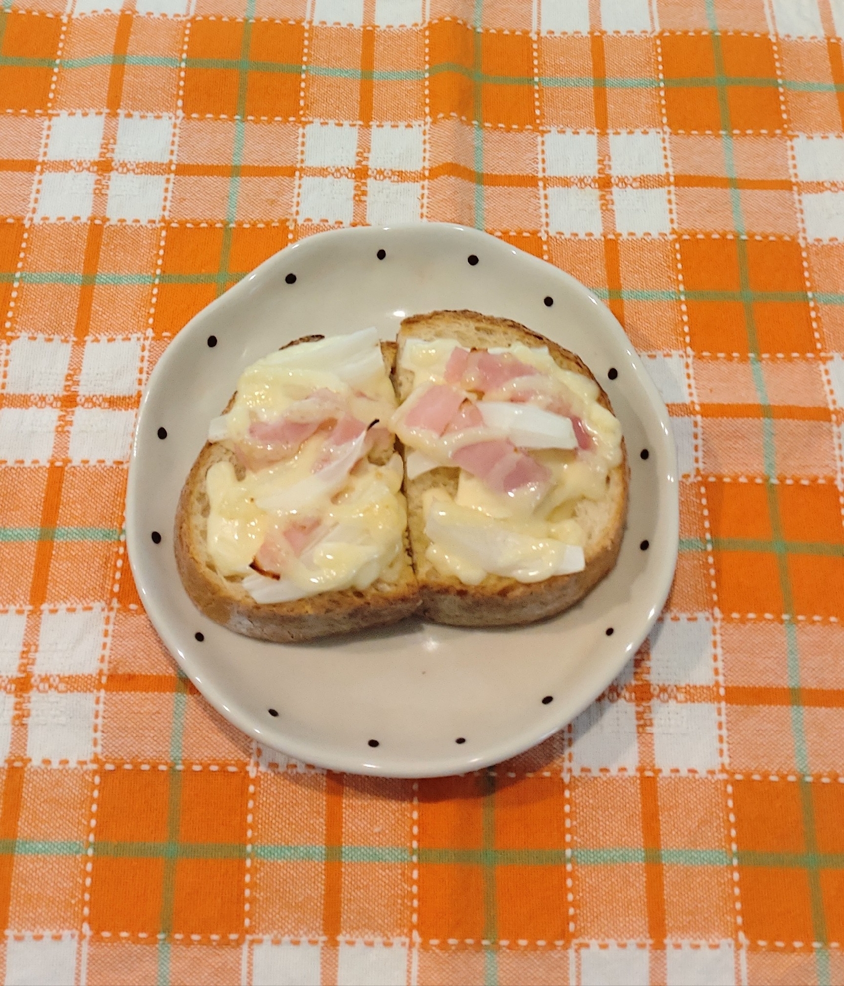 ベーコンと玉ねぎのチーズマヨトースト