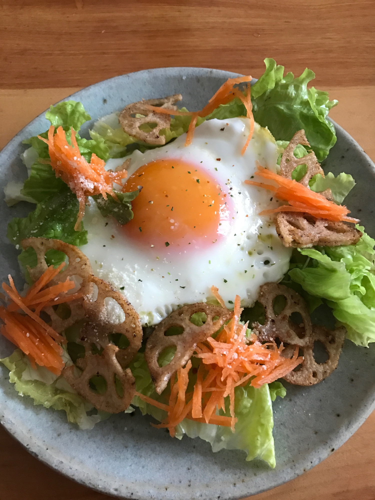 揚げレンコンと目玉焼きのサラダ