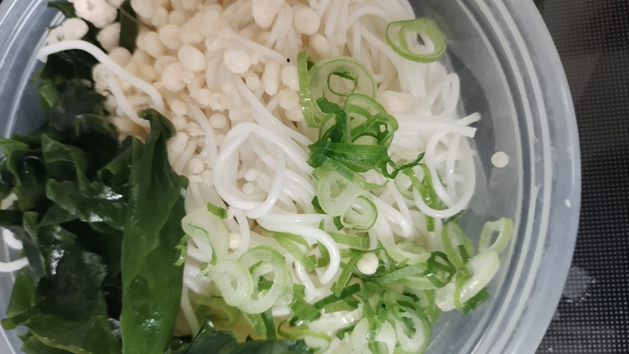 わかめとねぎと天かすのぶっかけそうめん