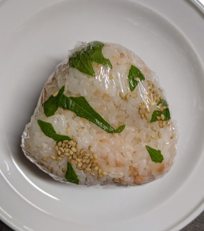 【脳活レシピ 】鮭フレークバター×大葉のおにぎり
